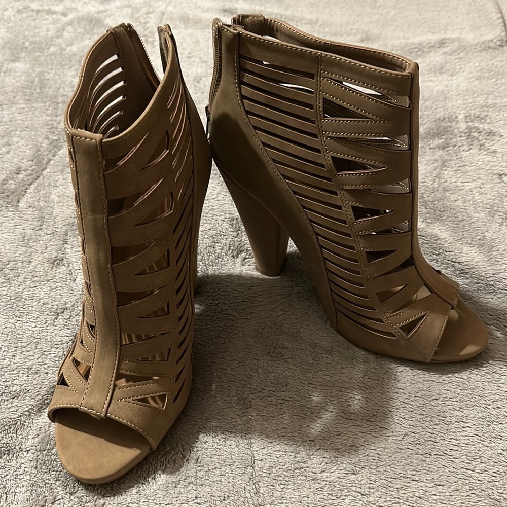 Delicious brand, chunky style heels, size 10, Taupe